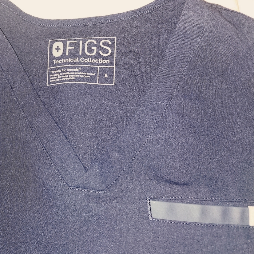 *PRICE DROP* Figs- 3 pocket Kasma tailored scrub top-S